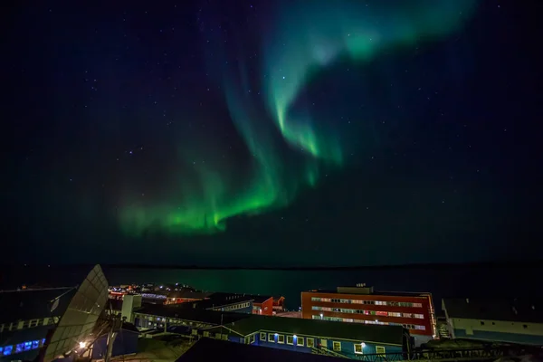 Luces verdes de Aurora Boreal con estrellas brillantes sobre la noche —  Fotos de Stock