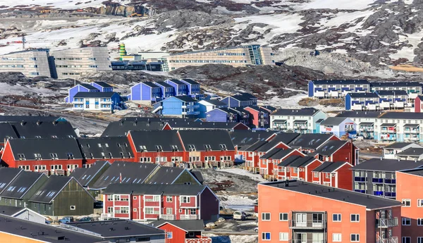 Casas coloridas de Groenlandia de pie sobre las colinas rocosas, Nuuk ci — Foto de Stock