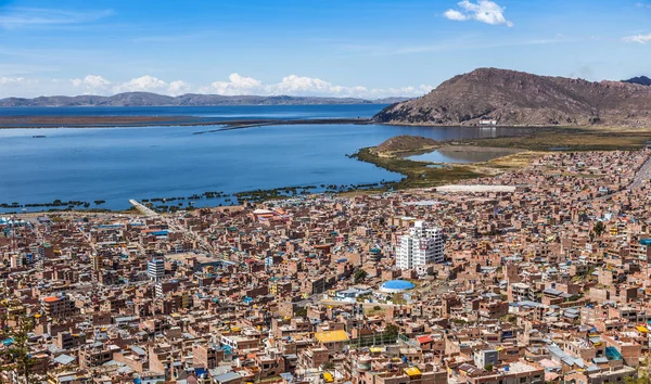 Peruwiańskie miasto Puno i jeziora Titicaca panorama, Peru — Zdjęcie stockowe