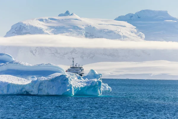 Nave da crociera antartica blu tra gli iceberg con ghiacciaio in — Foto Stock