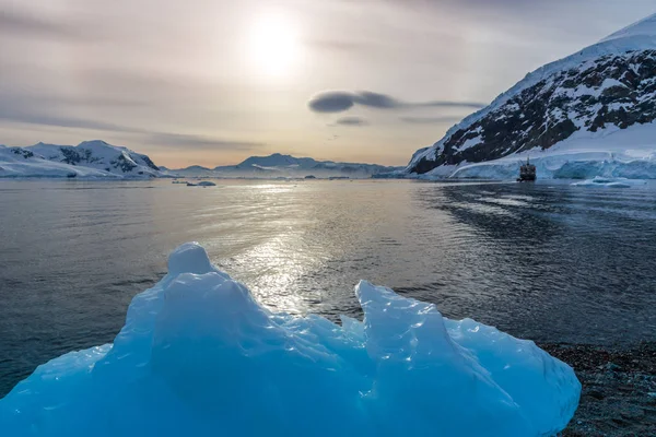Velký modrý kus ledovce s lagunou v pozadí, Neco ba — Stock fotografie