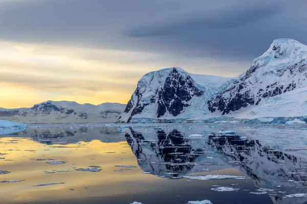 Kaltes stilles Wasser der antarktischen Lagune mit Gletschern und Bergen — Stockfoto