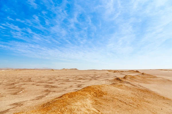 Синє небо з хмар і жовтий піски Paracas пустеля національної — стокове фото