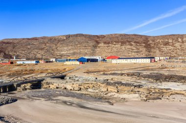 Oturma blokları ve Köprüsü yukarıdaki olan yol çamurlu erimiş buzul RI