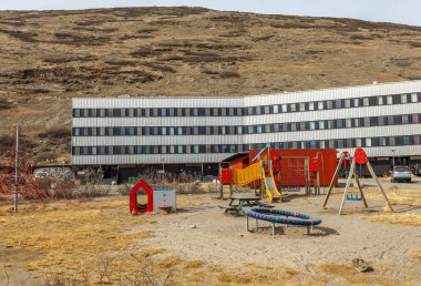 Tundra, Kangerlu çocuk oyun alanı ile modern yaşam ev