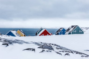 Renkli satırlarının Kuzey banliyösünde kayalar arasında Eskimo evleri 