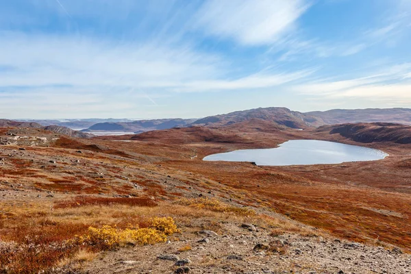 Herfst Groenlands woestijn landschap met meren en bergen — Stockfoto