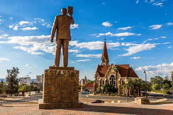 Primer monumento del Presidente de Namibia y la Iglesia Luterana de Cristo en t —  Fotos de Stock