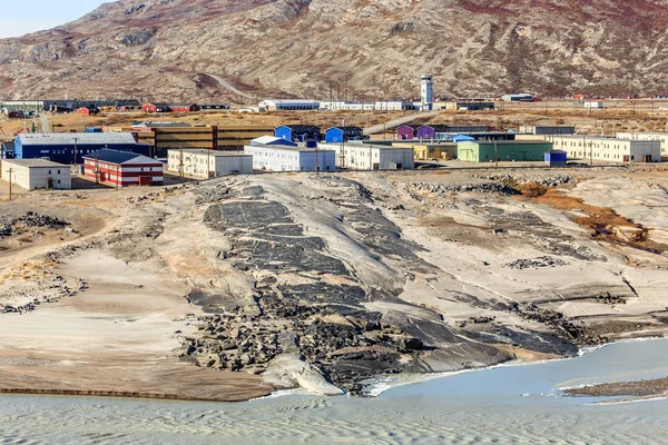 Bloques vivientes en la colina sobre el río glaciar fangoso derretido con — Foto de Stock