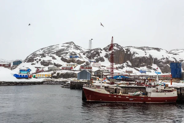 Barco de pesca en el muelle de Maniitsoq pueblo con colorido hous —  Fotos de Stock