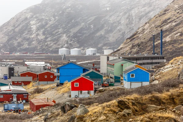 Kangerlussuaq asentamiento con calles y casas vivas en el v — Foto de Stock