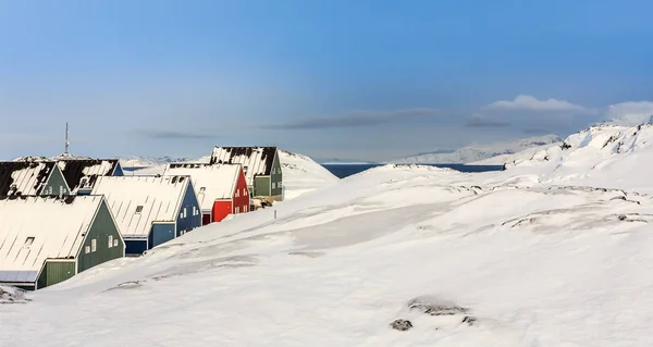 Zelené, modré, červené a zelené domy Inuitů pod sněhem na f — Stock fotografie