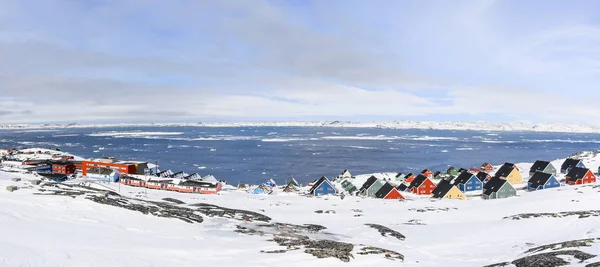 Barevné domy Inuitů v plných ledovců v předměstí fjord — Stock fotografie