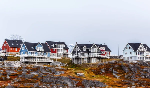 Inuitů živé domy mezi skály a hory v backgro — Stock fotografie