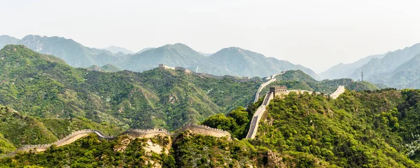Panorama de la Gran Muralla China entre las montañas cerca de Beijing — Foto de Stock