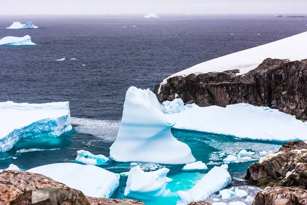 Kaltes stilles Wasser der antarktischen Meereslagune mit treibendem blauen Eis — Stockfoto