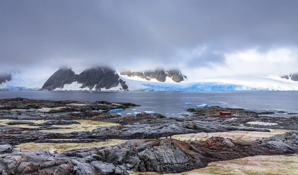 Panorama costiero roccioso con montagne e ghiacciai blu nascosti — Foto Stock