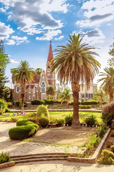 Iglesia Luterana Cristo y parque con palmeras en frente, Windhoek, Na —  Fotos de Stock