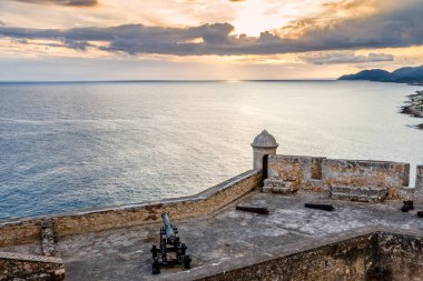 San Pedro de La Roca kale duvarları ile canon, Karayip deniz günbatımı