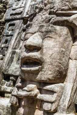 Eski antik taş Maya Kolomb öncesi medeniyet oyulmuş yüz bir