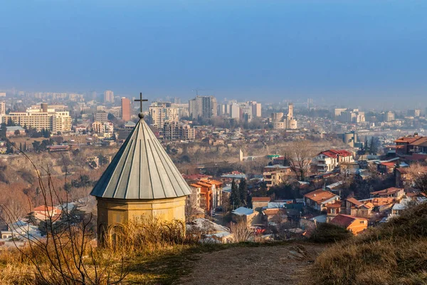 Cúpula da igreja velha com a cruz e crescente área residencial com — Fotografia de Stock