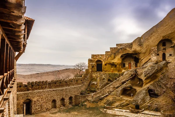 Old fortress walls with merlons and monk caves, David Goreja mon — Stock Photo, Image