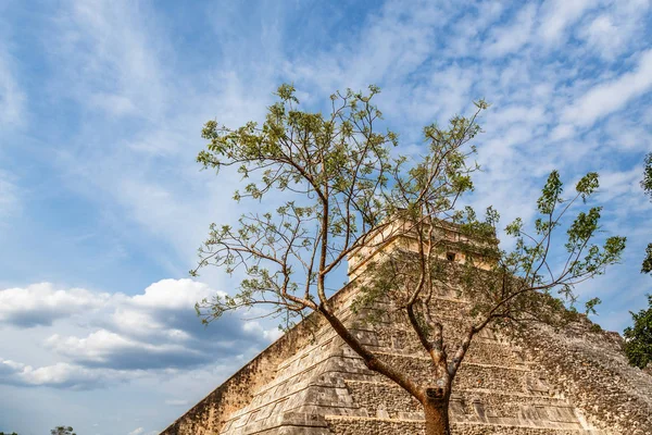Templo Maya de Kukulcan o el Castillo, el centro de la Chiche — Foto de Stock