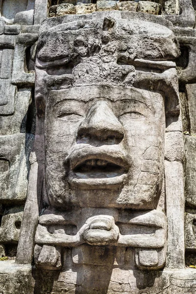 Antigua piedra antigua de la civilización precolombina Maya tallada cara a —  Fotos de Stock