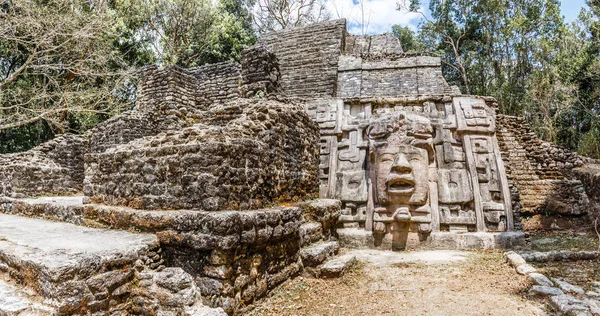 Παλιό πέτρινο Αρχαία Mayan πολιτισμού προ-Κολομβιανή πυραμίδα με — Φωτογραφία Αρχείου