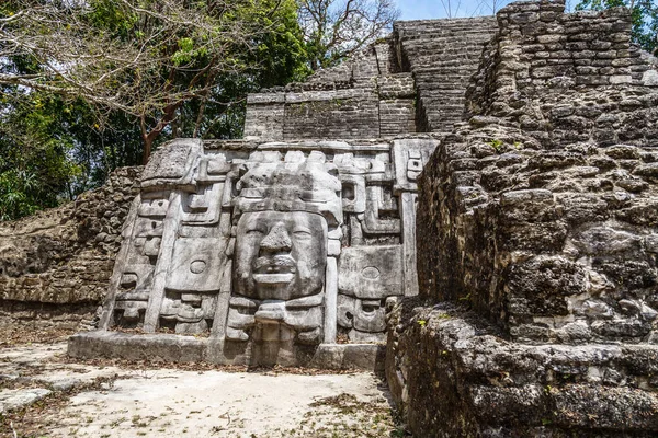 Παλιό πέτρινο Αρχαία Mayan πολιτισμού προ-Κολομβιανή πυραμίδα με — Φωτογραφία Αρχείου