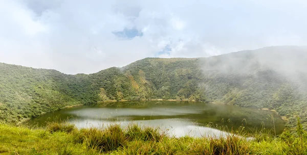 Lake inside Bisoke volcano crater, Virunga volcano national park — Stock Photo, Image