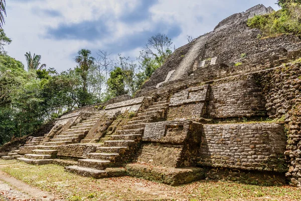 Pirámide antigua central de la antigua ciudad de civilización maya, Lamanai — Foto de Stock