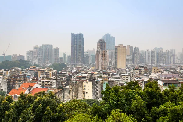 Stadtpanorama von Macau mit Slums und hohen Wohngebäuden — Stockfoto