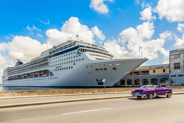 Großes Kreuzfahrtschiff im Hafen von Havanna angedockt und Straße mit Retro-alt — Stockfoto