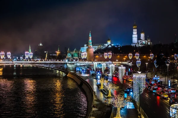 Wgląd nocy do Kremla i rzeki banki urządzone — Zdjęcie stockowe