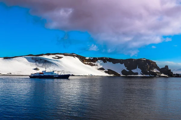 Výletní loď stojí stále na mořské hladině se sněhem pokryté — Stock fotografie