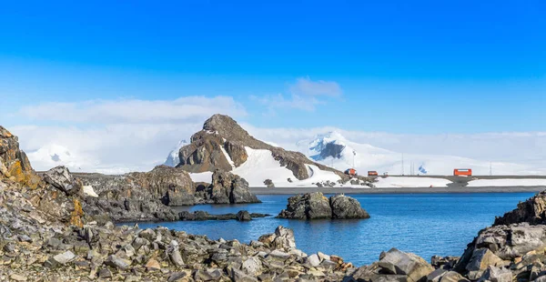 Panorama de la costa rocosa con montañas de nieve e investigación polar —  Fotos de Stock