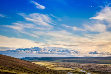Gri bulutlar, yeşil alanlarıyla İzlanda kırsal panorama hills bir