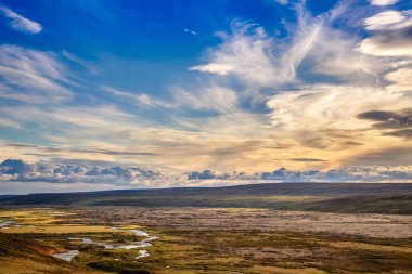 Gri bulutlar, yeşil alanlarıyla İzlanda kırsal panorama hills bir