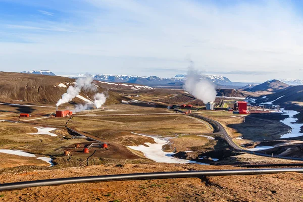 Islandzki krajobraz z energii geotermalnej stacji i rur — Zdjęcie stockowe