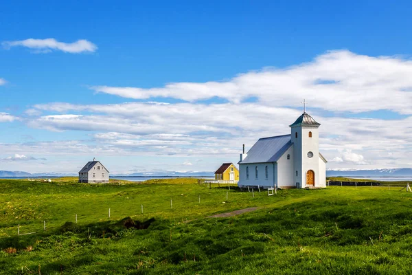 Flateyjarkirkja kostel a několik živých domy s loukou jsem — Stock fotografie