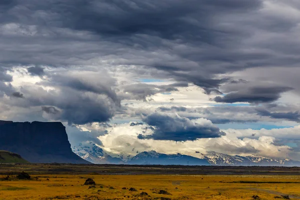 Islandském venkově panorama s šedé mraky a hory sněhu, ne — Stock fotografie