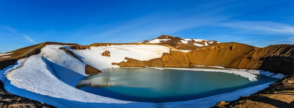 Βίδες ηφαιστειακή λίμνη κρατήρα πράσινη επιφάνεια με χιόνι και μπλε ουρανό p — Φωτογραφία Αρχείου