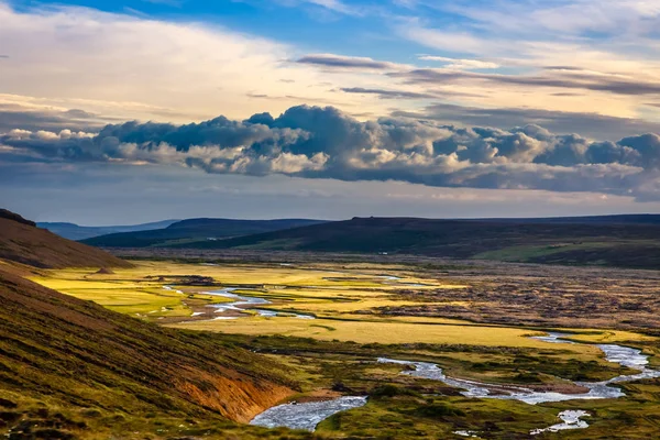 Izlandi vidéki panoráma, szürke felhők, zöld mezőkkel hills egy — Stock Fotó