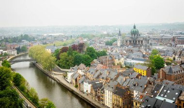 St. Aubin Katedrali ve Sambr 'li eski çatılar.