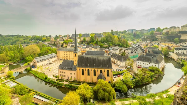Αλτσχάιμερ στροφή του ποταμού με τον καθεδρικό ναό Saint Jean Du Grund, Λουξεμβούργο — Φωτογραφία Αρχείου