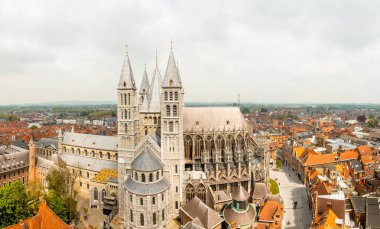 Notre-Dame de Tournai kuleleri ve caddeleri eski bu ile çevreleyen
