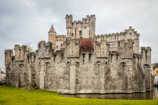Muralhas fortificadas e torres de Gravensteen castelo medieval com m — Fotografia de Stock
