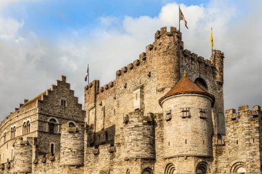M ile Gravensteen ortaçağ kalesi müstahkem duvarlar ve kuleleri
