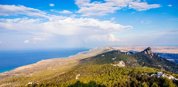 Kyrenia sırtı dağları ve deniz manzarası. Kuzey Kıbrıs
